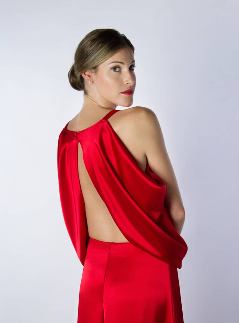 Sugerente escote en la espalda de Ariel; un diseño de Alta Costura de la colección de Vestidos de Fiesta de CRISTINA SAURA.