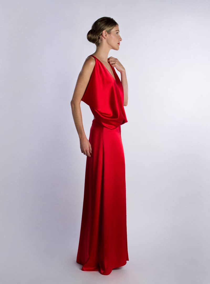 Ariel es un diseño de Alta Costura de la colección Vestidos de Fiesta que firma CRISTINA SAURA. Se elabora en crepe satén de seda en sugerente rojo.