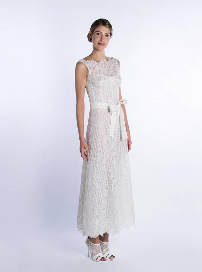 Short wedding dresses for civil wedding. Haute Couture Design by CRISTINA SAURA. Precise corsetry, defines the body, and is built with geometric-flower lace theme.