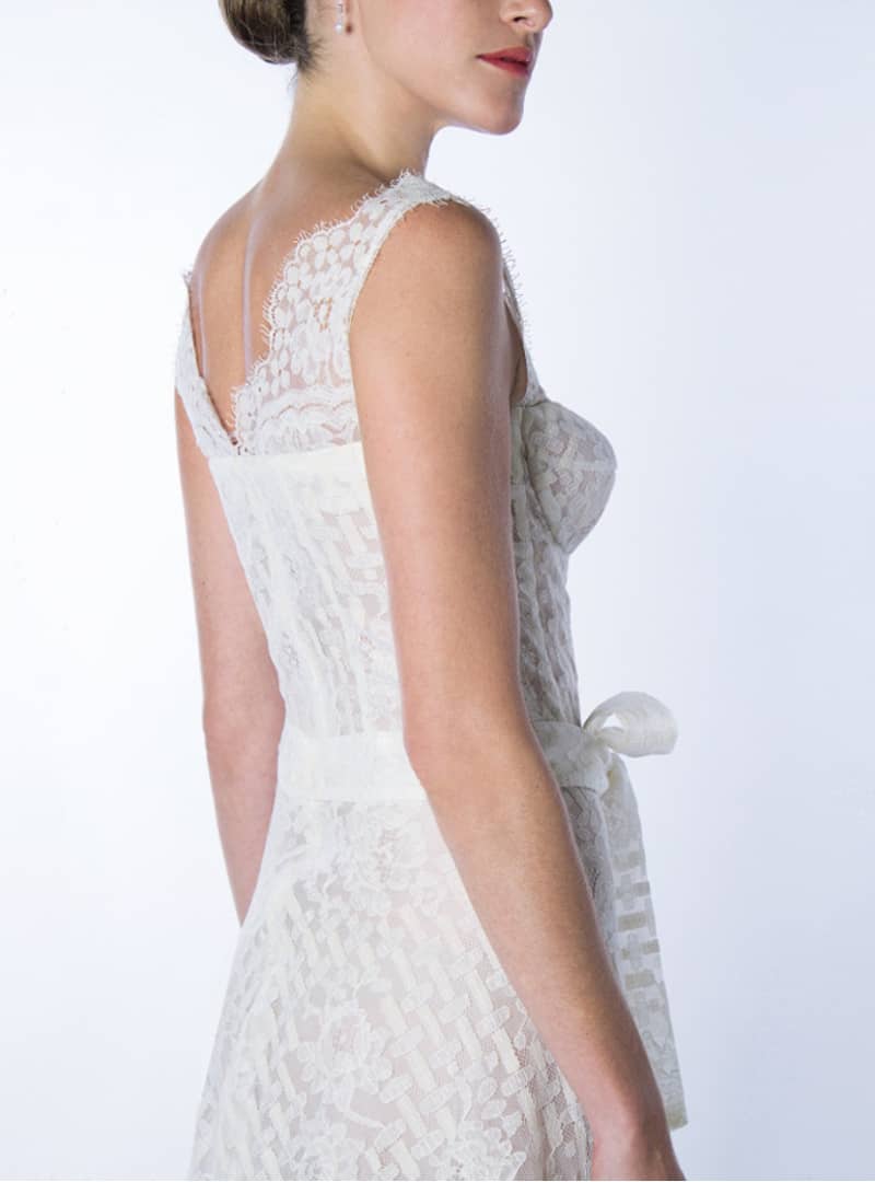 Perfil del vestits núvia curts disseny GALA de CRISTINA SAURA que permet obervar amb detall la perfecció i la professionalitat en el tall dels patrons de la signatura.