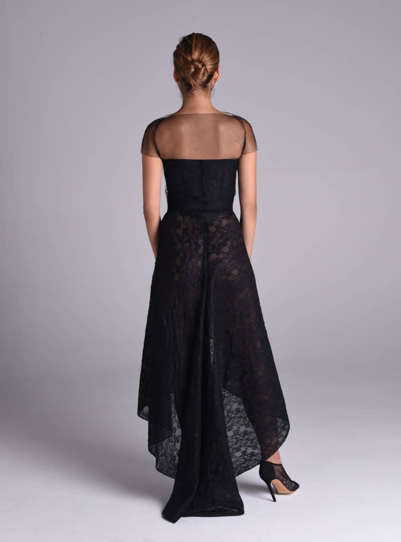 Detalle de espalda: vestido de fiesta corset con moderada  cola. Firma CRISITNA SAURA.