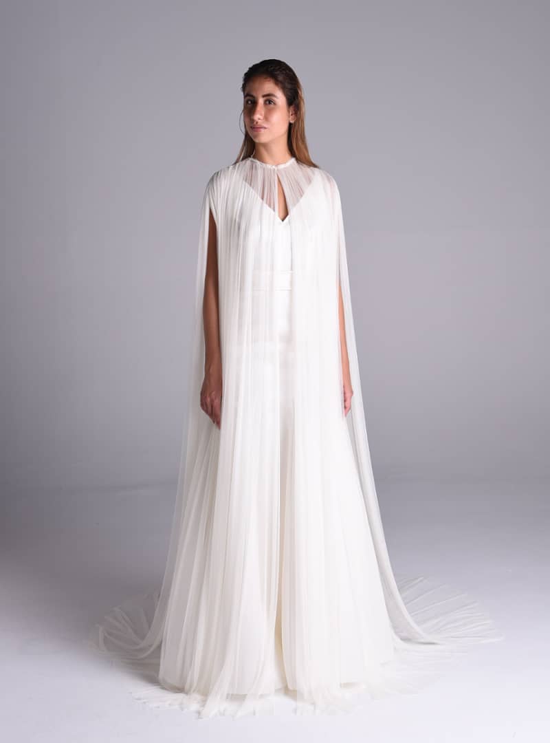 Solemne Beatrix es una capa de tul de seda de la colección de vestidos de novia de Alta Costura de CRISTINA SAURA.
