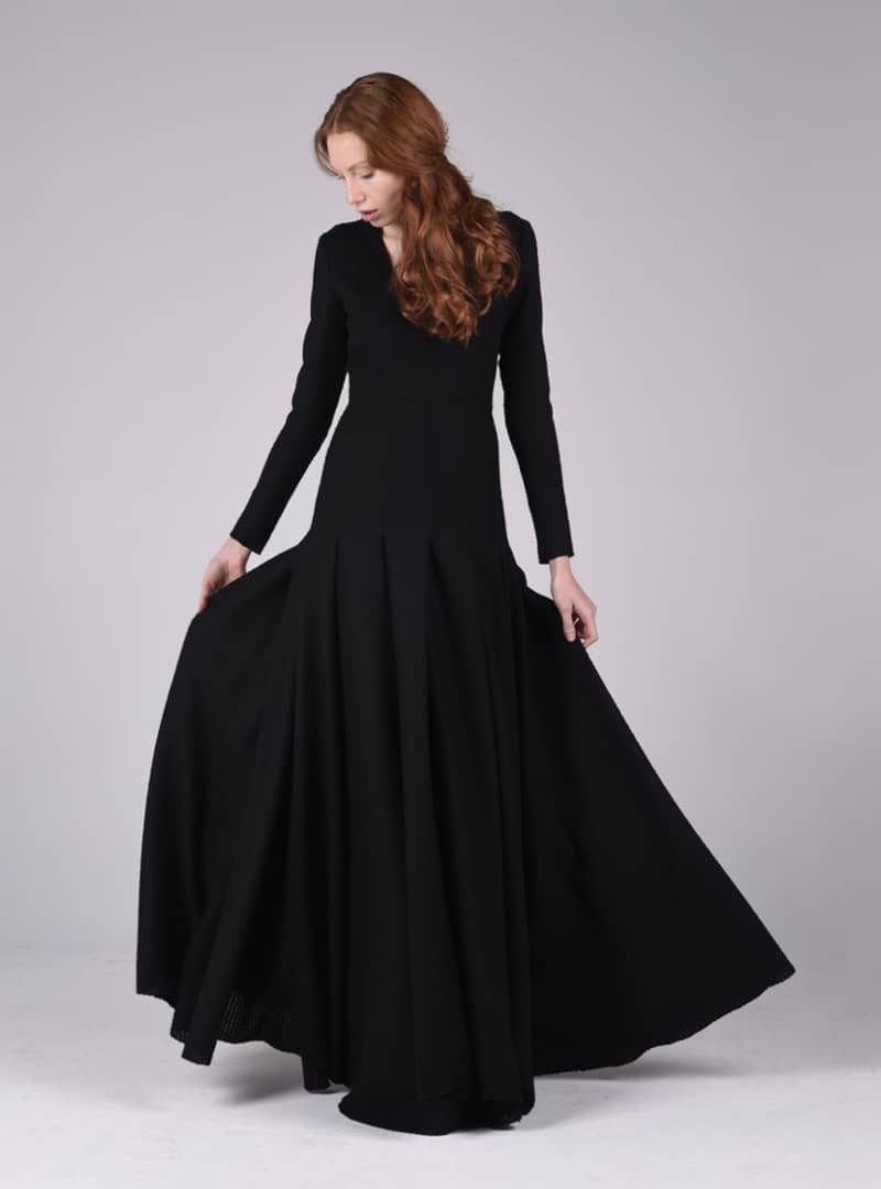 Spectacular classic style CRISTINA SAURA party dress. Its design defines the chest to the hip and arms, while the skirt displays abundant volume.