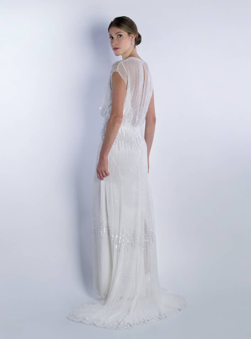 Subtil i elegant disseny per vestit de núvia de CRISTINA SAURA. Peça elaborada a mà en la seva totalitat.