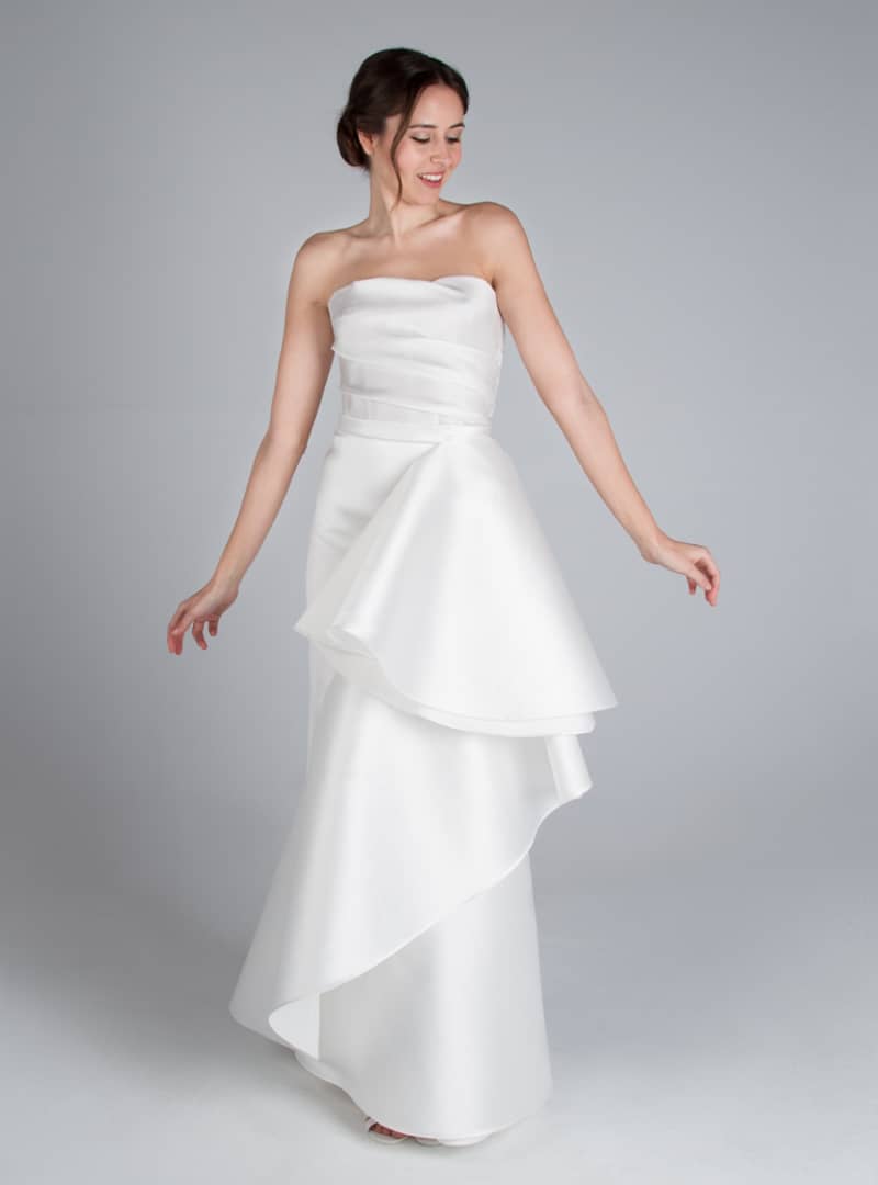 Leonor is a column line design by CRISTINA SAURA. It consists of a draped on the body and skirt bias with fantasy.