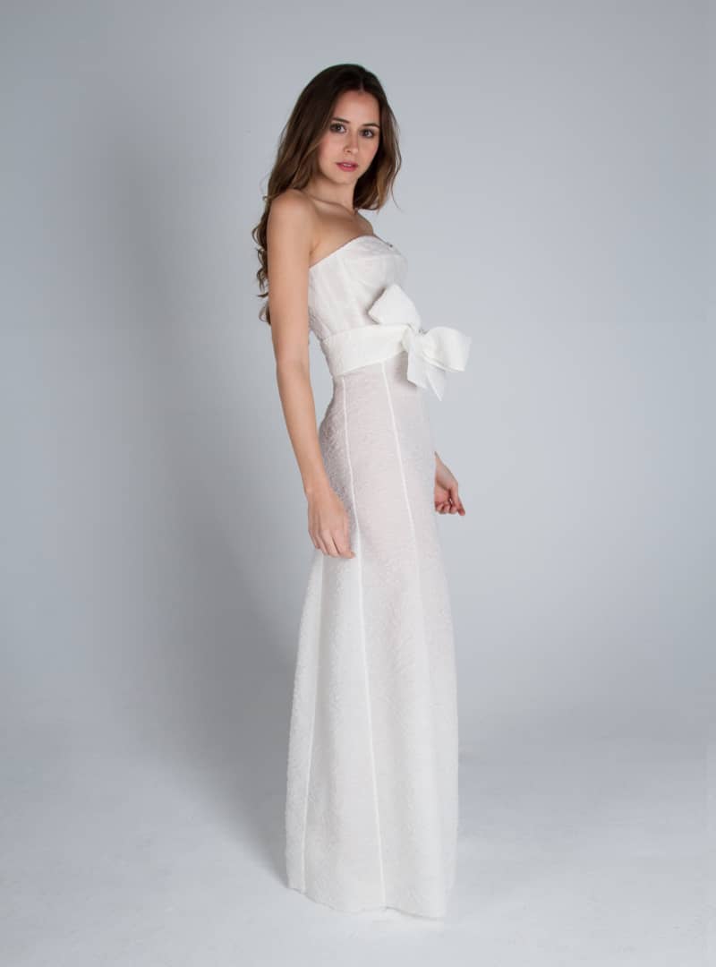 Diseño vestido de novia CRISTINA SAURA con ambiente corsetero y sutil linea abocinada, elaborado con organza labrada.
