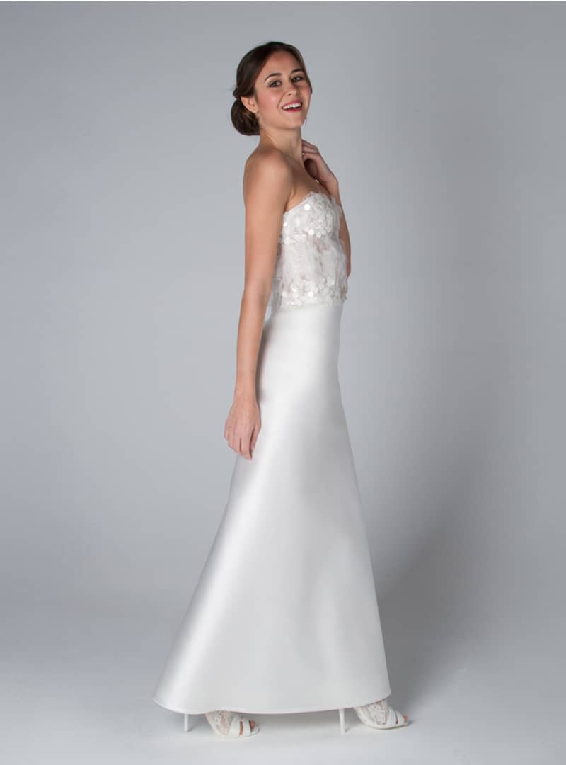 The style of the designs for bride, of CRISTINA SAURA, emphasize an apparent simplicity, with the eagerness to promote the feminine personality.