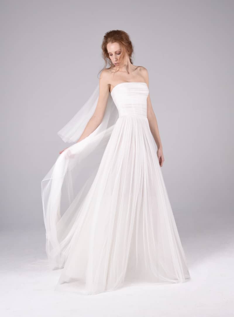 Design bride CRISTINA SAURA. It is made with silk tulle pleated by hand that drapes the corsetera structure of the suit.
