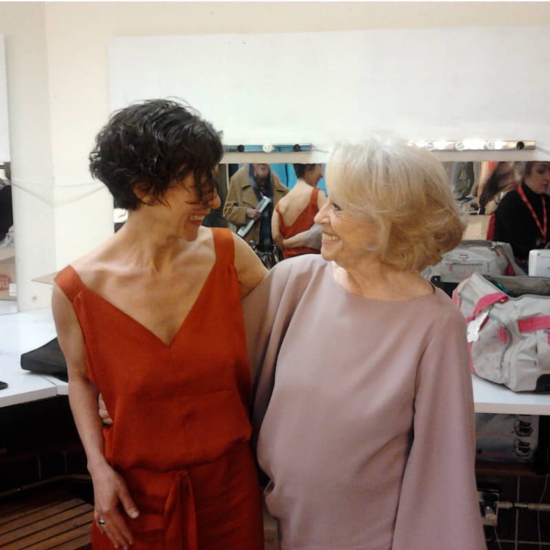 La actriz Montserrat Carulla espectacular con Vestido de fiesta Alta Costura CRISTINA SAURA, con la diseñadora Cristina Saura en la celebración de los Premios Gaudí de Cine.