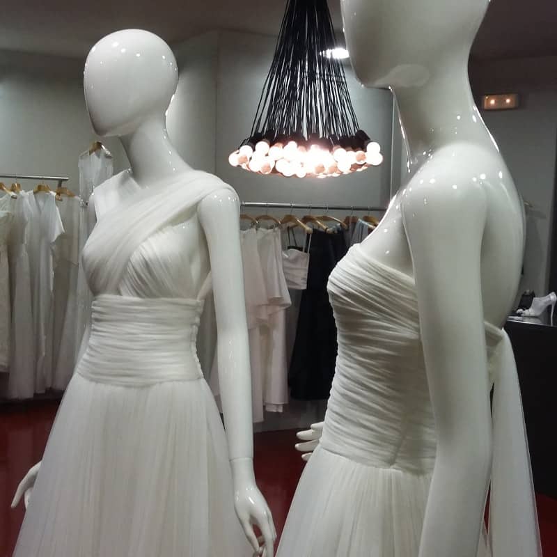 Originales diseños lucen los maniquies en el interior de la tienda de Vestidos de Novia Alta Costura de CRISTINA SAURA.