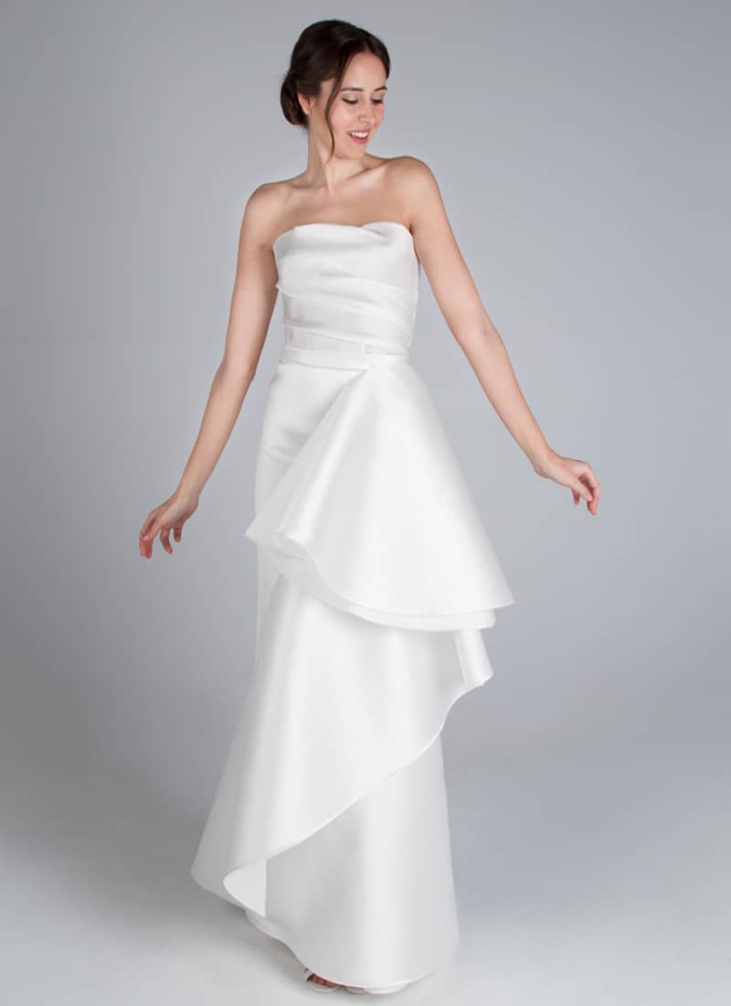 Spectacular haute couture party dress or classic style CRISTINA SAURA wedding dress. Its design defines the torax to the hip and arms, while the skirt displays abundant volume.