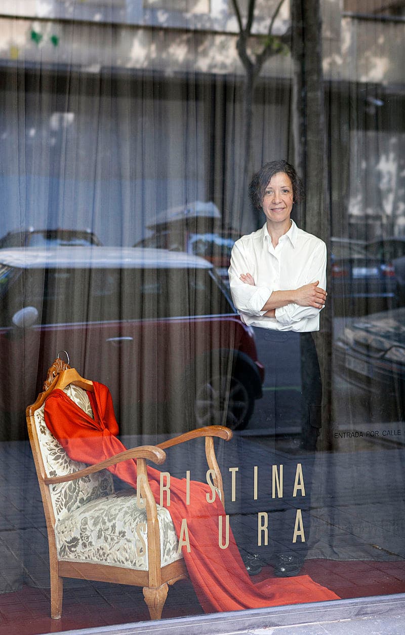 La diseñadora de Alta Costura, Cristina Saura en uno de los escaparates de su tienda, en Paseo Picaso 4 de Barcelona.